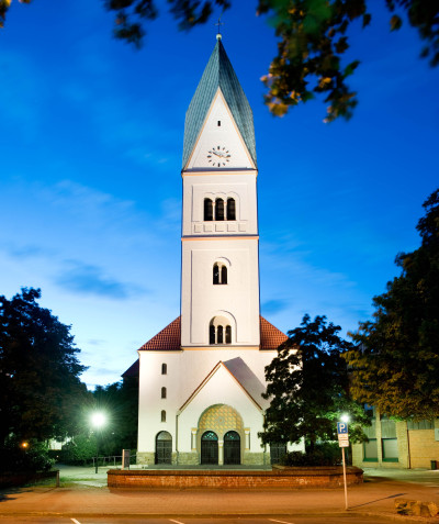 Eine Kirche in der Dämmerung, atmosphärisch beleuchtet