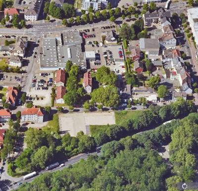 Luftaufnahme eines Stadtgebietes, Grünareale und Häuser sind zu sehen