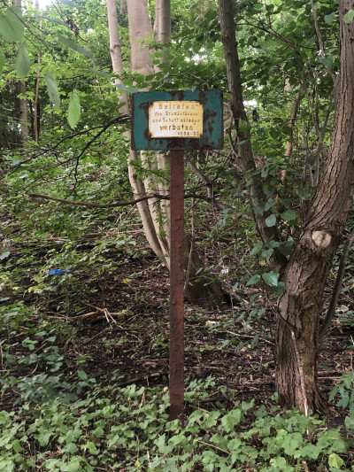 Ein Durchgang-Verboten-Schild in einem Waldgebiet