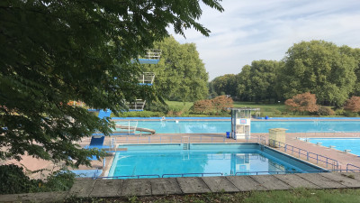 Ein Freibad mit mehreren Becken und Sprungturm