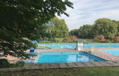 Ein Freibad mit mehreren Becken und Sprungturm