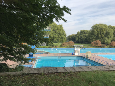 Ein Freibad mit mehreren Becken und Sprungturm