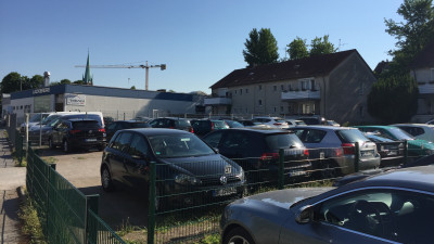 Parkende Autos an einem Autohaus