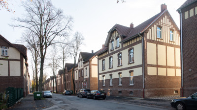Blick in eine Wohnsiedlung mit Fachwerk-ähnlicher Häuserarchitektur