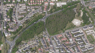 Luftbild auf ein Stadtgebiet mit zwei Halden